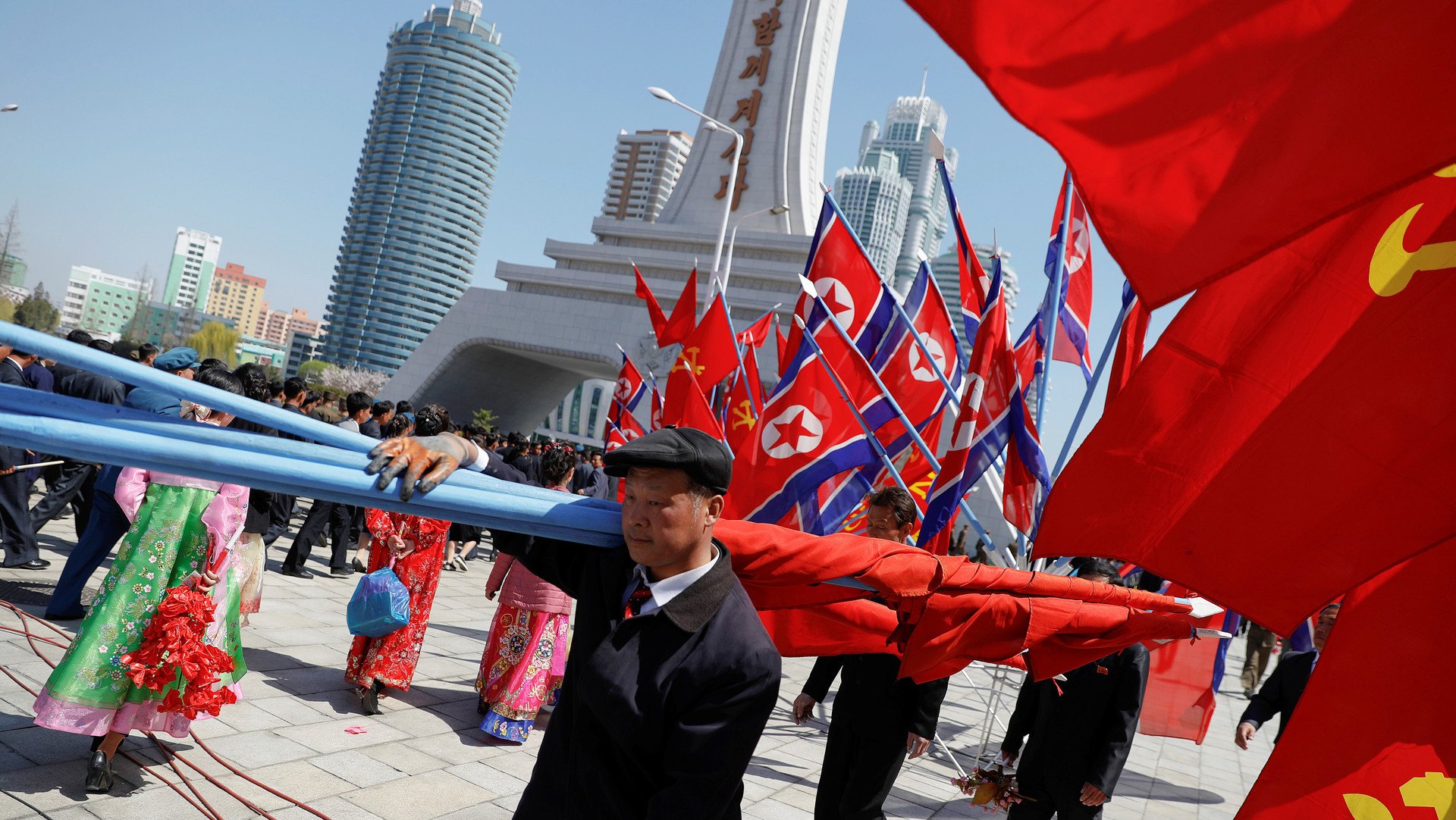 Азербайджан северная корея. Северная Корея Пхеньян. Северная Корея столица Пхеньян. КНДР Пхеньян. Флаг Северной Кореи в Пхеньяне.