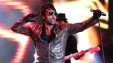 VIDEO: El cantante Beto Cuevas se cae por un hueco en pleno concierto