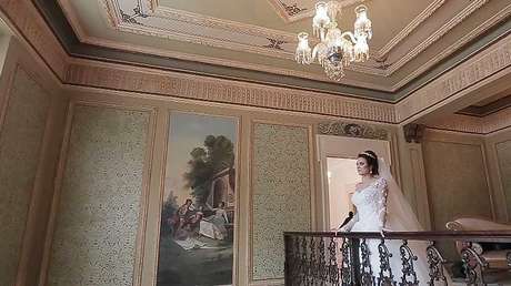 'La luz de mi vida': una mujer anuncia su compromiso con un candelabro que compró en eBay (FOTOS) 