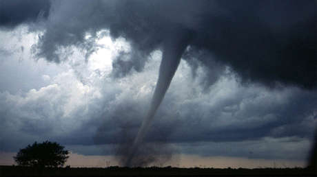 Imágenes espeluznantes de la devastación creada por un tornado en una ciudad de EE.UU. (VIDEOS)