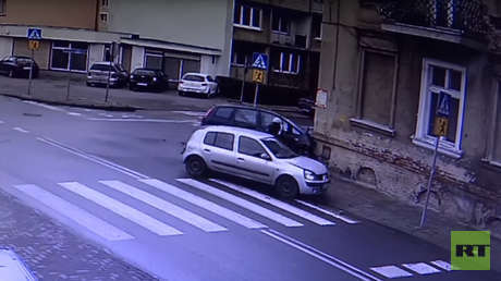 No era su hora: Dos automóviles por poco atropellan a una mujer (VIDEO)