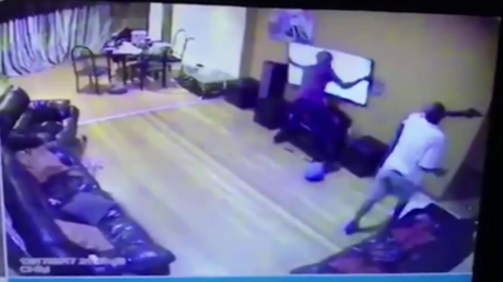 Ladrón dispara a una pareja y su hija sólo por robarse una pantalla de tv