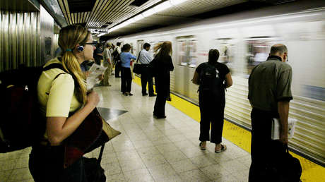 FUERTE VIDEO: Un joven drogado es embestido por un tren en el metro de Toronto