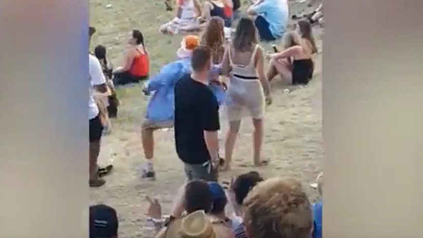 VIDEO: Un hombre trata de tocar a una mujer en 'topless' y recibe su merecido