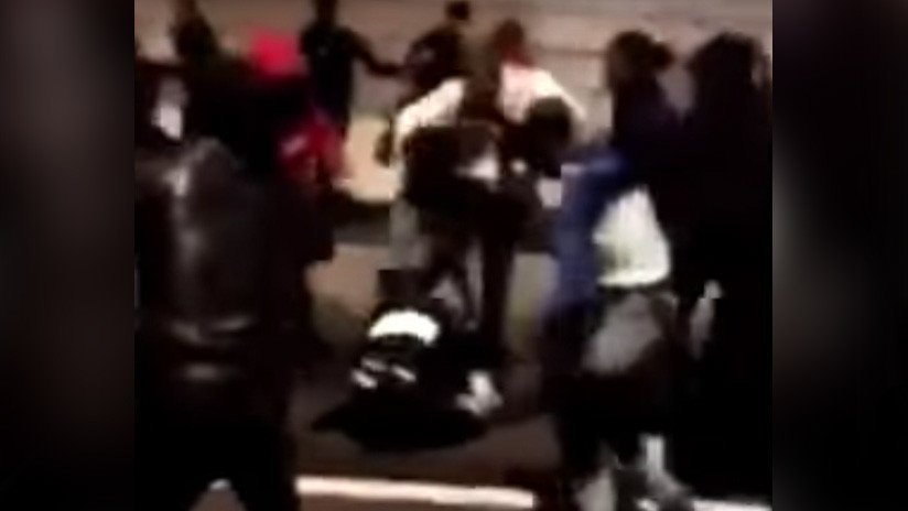 FUERTE VIDEO: Mujer policía y su compañero reciben brutal golpiza en Francia