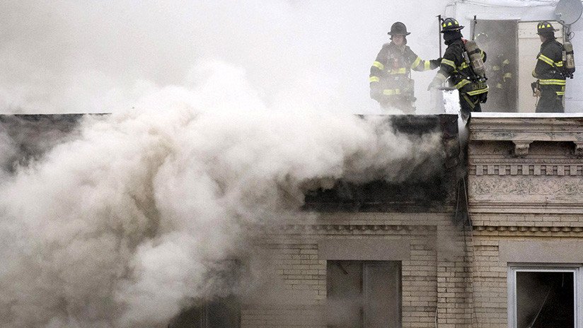 Bomberos luchan para extinguir un incendio en un edificio de tres pisos en EE.UU. (VIDEOS)