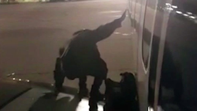 VIDEO: Cansado de esperar, un pasajero sale por la puerta de emergencia de un avión