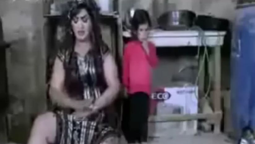 Encarcelan a una cantante de Egipto por un videoclip 'picante'