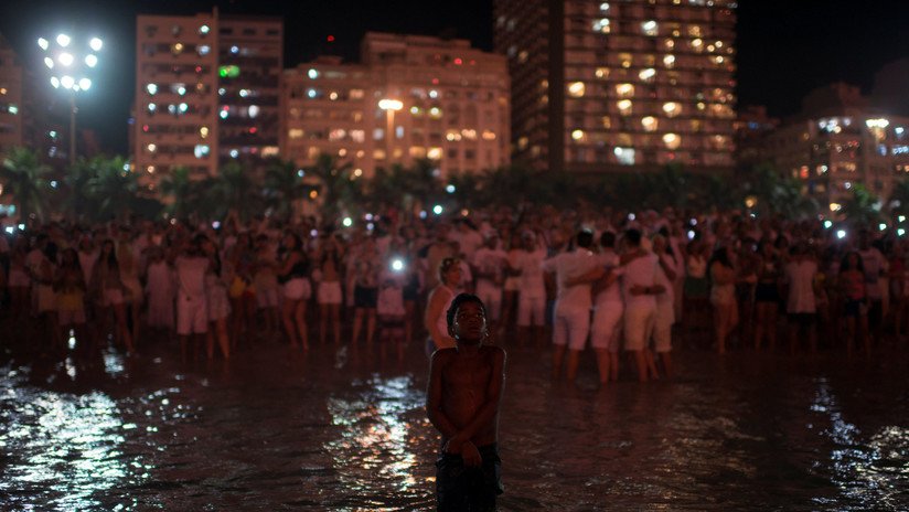 La fotografía de un niño en fin de año despierta el debate racial en Brasil