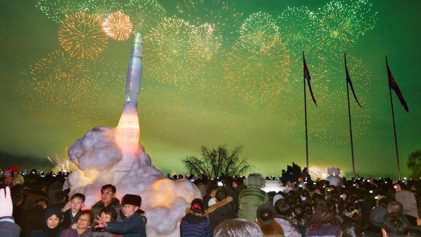 Un misil 'Hwasong-15', la joya del festival de figuras de hielo de Pionyang (FOTOS)