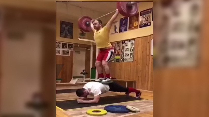 Un reto digno de Hércules: un atleta ruso hace una plancha con 200 kilogramos sobre su espalda