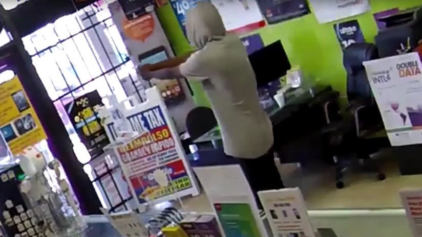VIDEO: Un ladrón armado pide de rodillas que lo liberen de la tienda que acababa de robar
