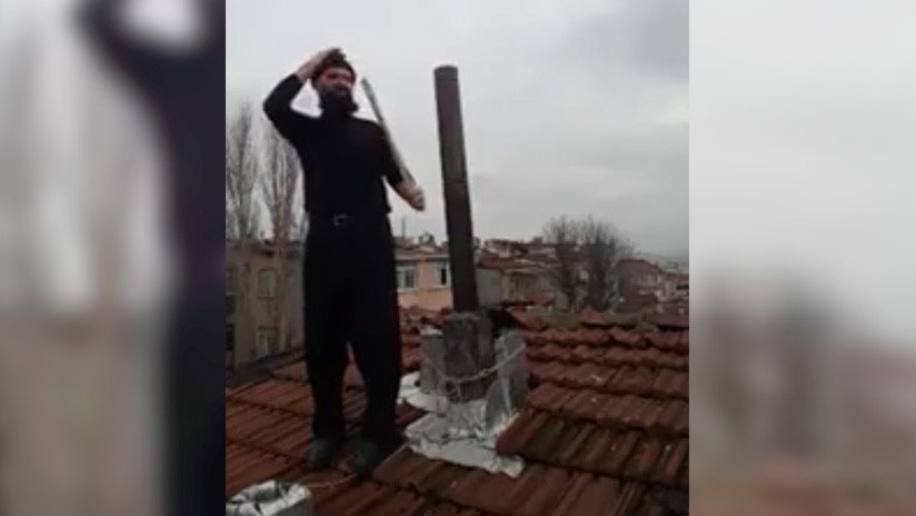 VIDEO: Un turco armado con un garrote tiende una emboscada a Papá Noel en el tejado de su casa