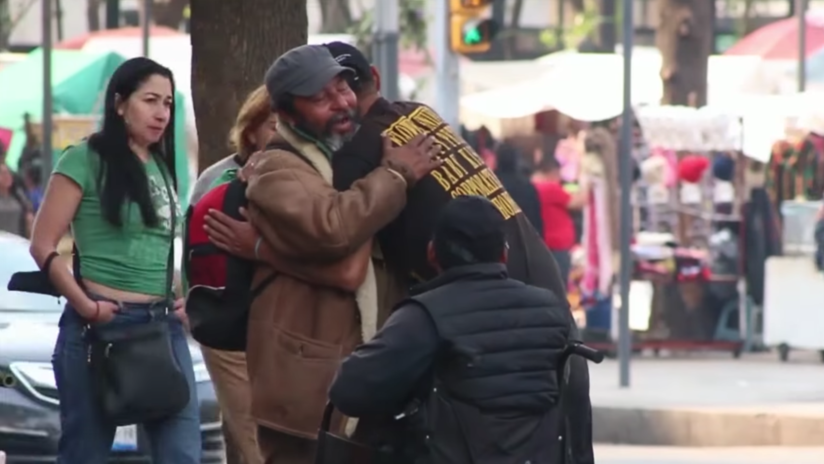 Una persona de la calle enseña la mejor lección para una sociedad cada vez más insensible (VIDEO)