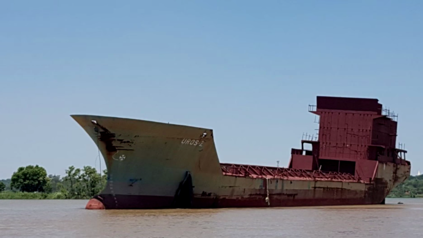 Un barco 'fantasma' a la deriva por un río de Argentina causa conmoción entre la población