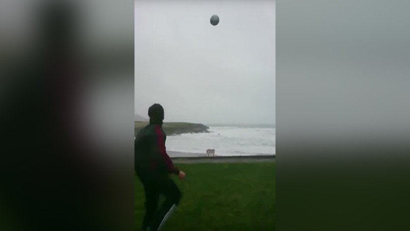 VIDEO: Un futbolista desafía a la naturaleza jugando con el huracán Eleanor