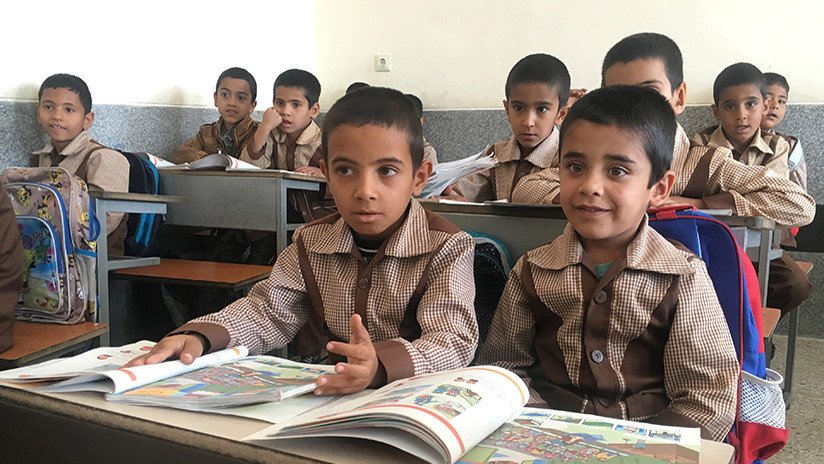 "Es el camino a una invasión cultural": Irán prohíbe el inglés en la escuela primaria