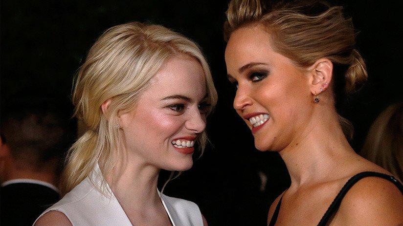 VIDEO: Emma Stone 'caza' a Jennifer Lawrence con solo media cara maquillada