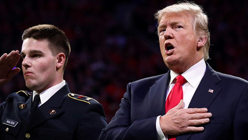 VIDEO: Trump se olvida del himno nacional de EE.UU. horas después de pedir que lo respeten