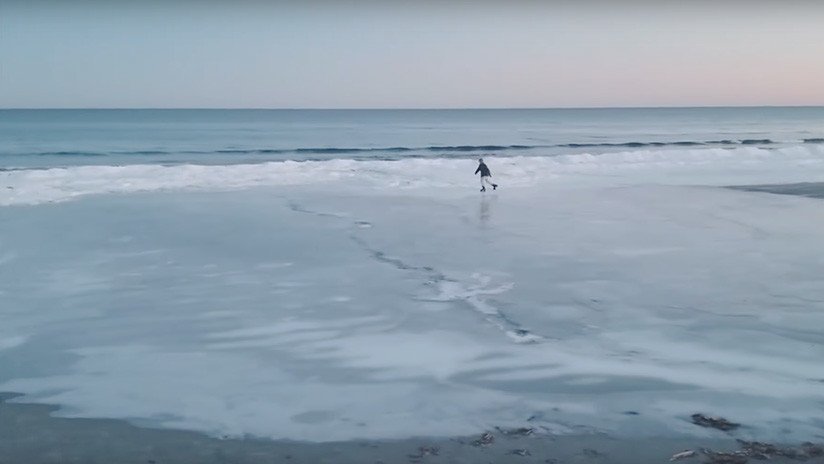 Un hombre patina sobre una playa congelada en EE.UU. (VIDEO)