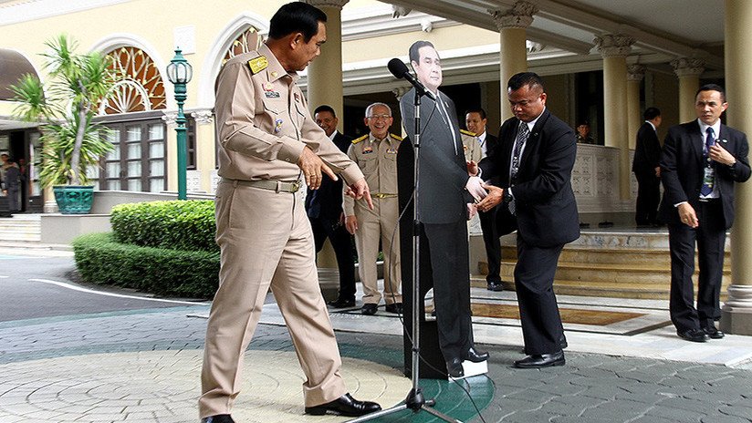 "Pregunten a este tipo": Primer ministro tailandés sorprende a la prensa con un doble de cartón