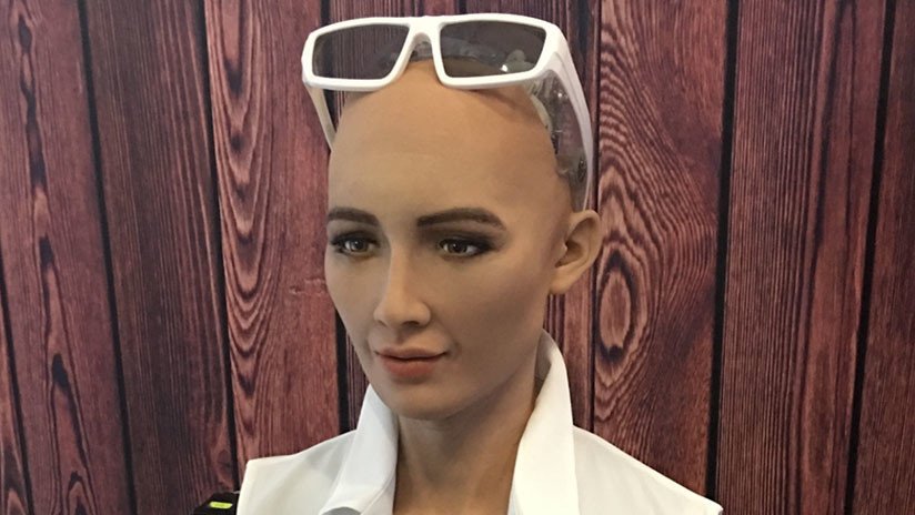 VIDEO: Sofía, el robot que prometió aniquilar la humanidad, aprende a caminar