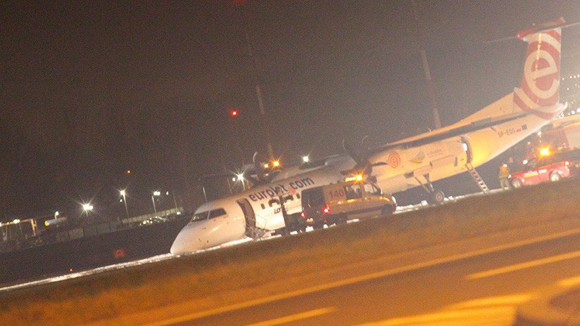 FOTO: Un avión comercial arrastra su morro durante un aterrizaje de emergencia en Varsovia