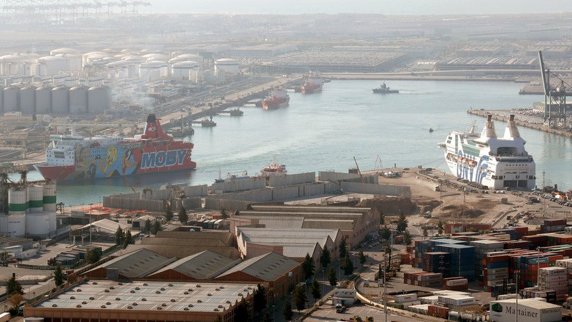 España: Un ferry y un crucero chocan en el Puerto de Barcelona