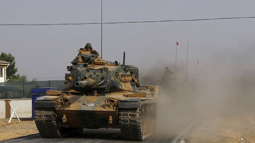 Turquía envía un convoy militar hacia la frontera con Siria