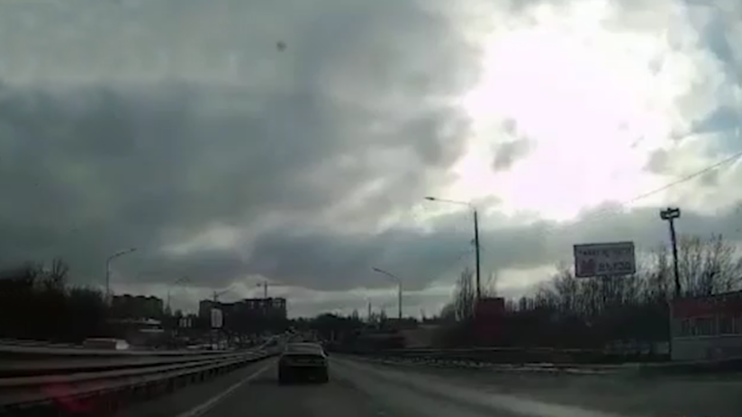 VIDEO: Un enorme bloque de hielo colisiona contra un coche en Rusia