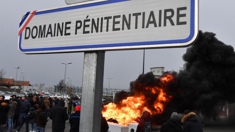 Guardias penitenciarios bloquean cárceles en Francia tras el ataque de un preso (IMÁGENES)