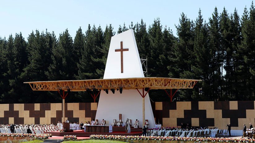 Chile: queman más iglesias mientras el papa Francisco recorre el país