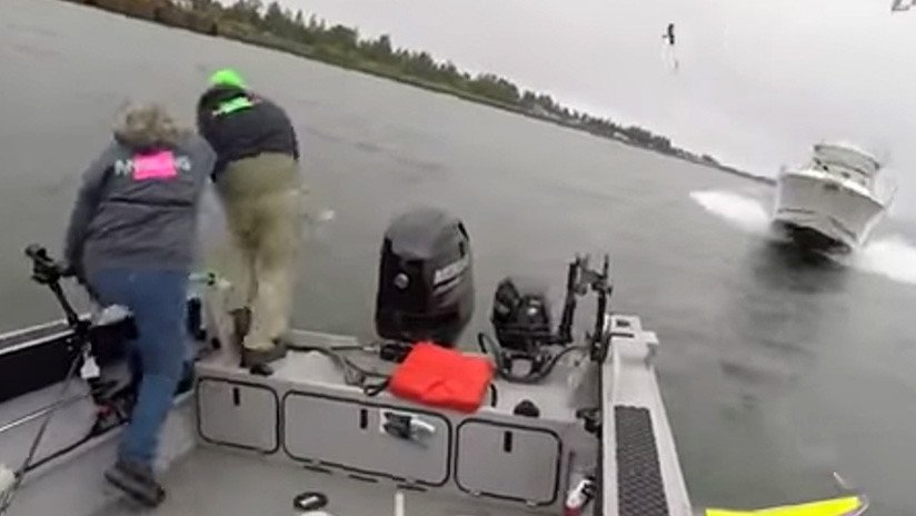 Angustioso: Pescadores saltan al agua segundos antes de colisionar con un yate (VIDEO)