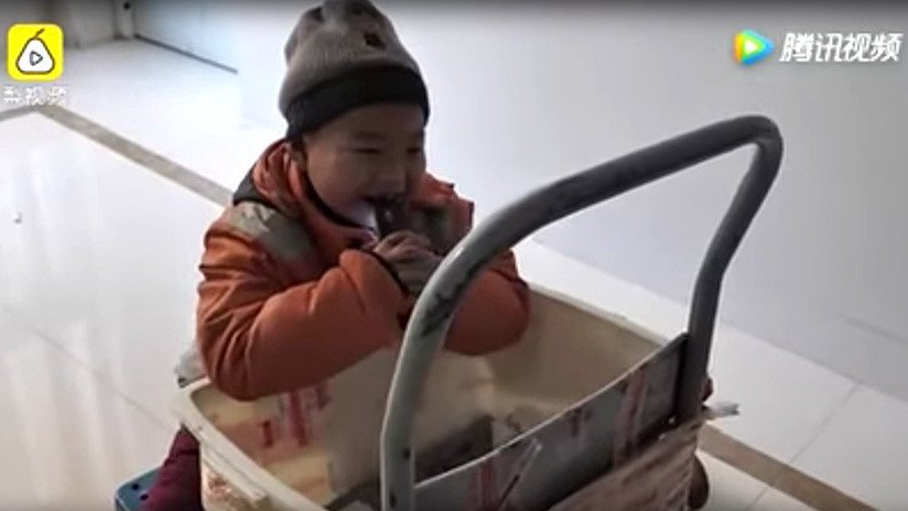 Niño reparte paquetes en el duro invierno para ganarse la vida después de que su madre lo abandonara