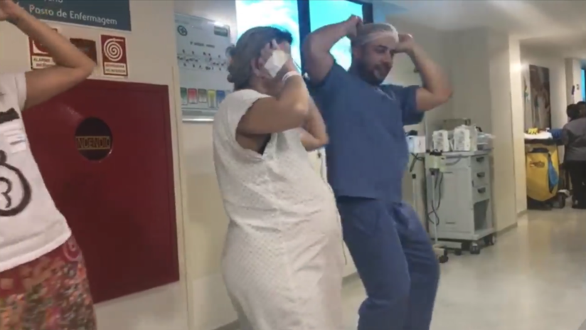 VIDEO: Un doctor baila 'Despacito' con sus pacientes embarazadas para ayudarlas en el parto