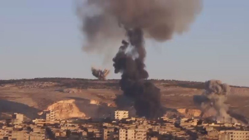 El momento en que caen las bombas turcas sobre la ciudad siria de Afrín