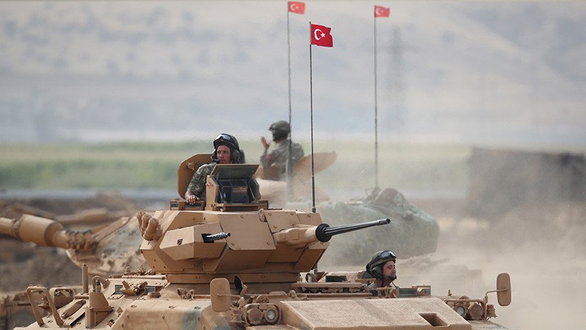 Tanques y otros vehículos blindados turcos entran en territorio sirio