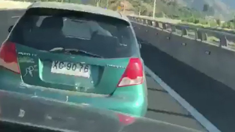 'Dos tontos muy tontos': Chocan intencionadamente a un amigo en una autopista en Chile (VIDEO)