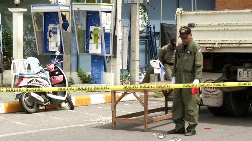 VIDEO: Una bomba adosada a una motocicleta mata a tres civiles y hiere a otros 19 en Tailandia