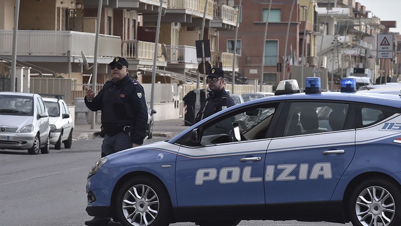 Un italiano se atrinchera en su apartamento y dispara contra la multitud desde el balcón