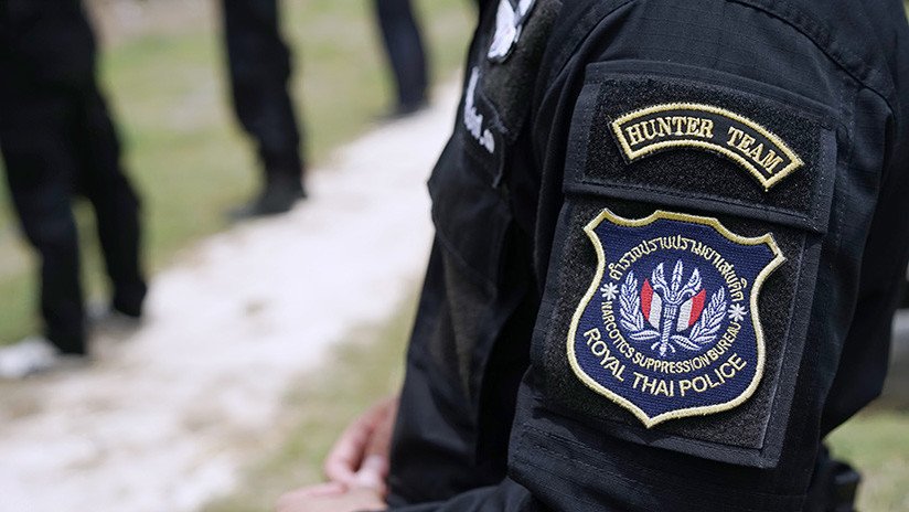 Un policía halla 200 pastillas de droga en el ano de un tailandés y posa junto al 'lugar del crimen'