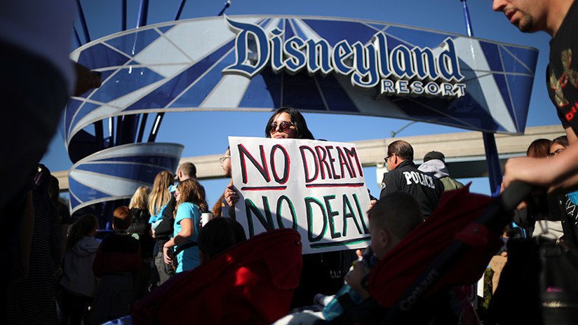 EE.UU.: Protestas bloquean la entrada a Disneyland