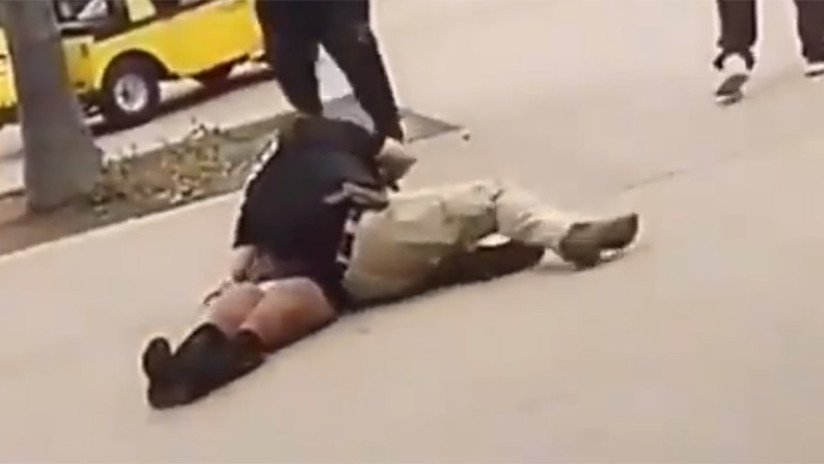 Investigan a un policía escolar que arrojó violentamente al suelo a una menor esposada (VIDEO)