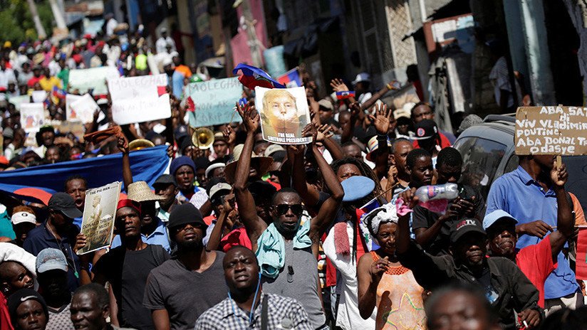 VIDEO: Una multitudinaria manifestación anti-Trump paraliza la Embajada de EE.UU. en Haití