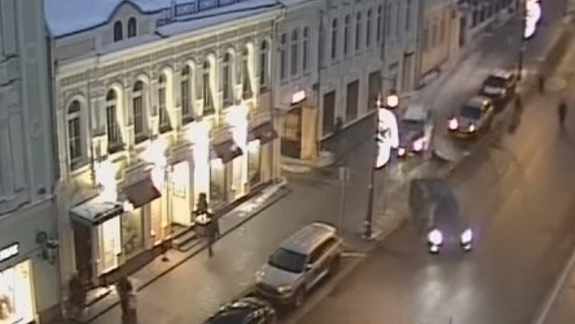VIDEO: Un coche atropella a dos peatones en una acera en el centro de Moscú 