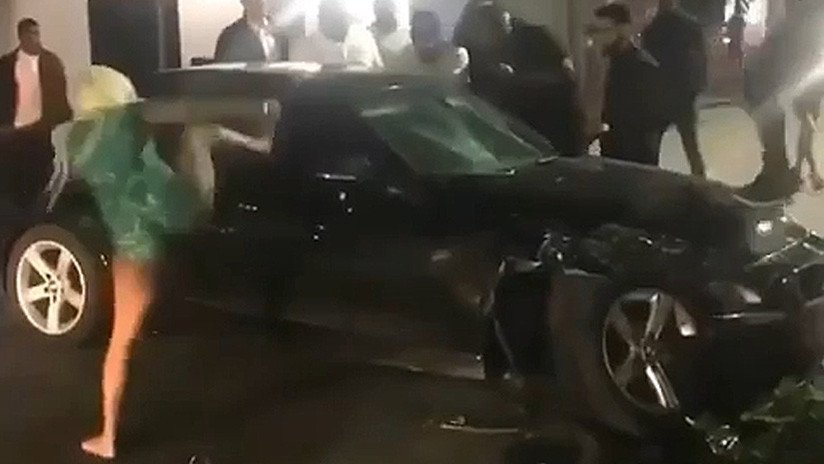 Una mujer destroza la ventana de un auto con varias patadas 'de kárate' (VIDEO)
