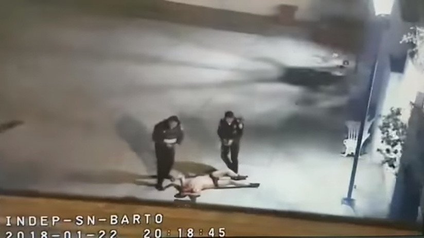 Policías rescatan a un hombre cuando era linchado en un pueblo de Ciudad de México (VIDEO)