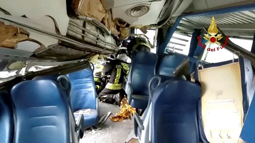 VIDEO: Así se deformó el interior del tren descarrilado cerca de Milán