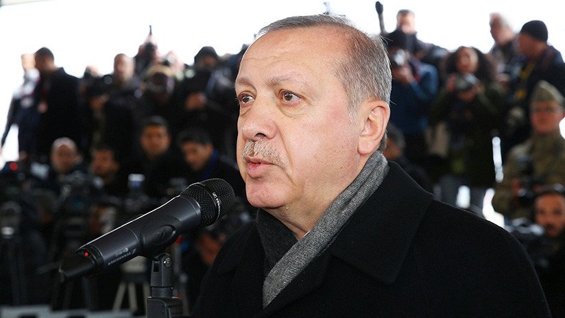 Erdogan llega a la frontera con Siria para pasar revista a las tropas turcas