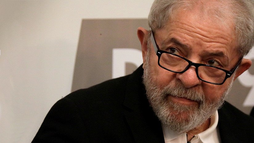 Justicia brasileña le prohíbe a Lula salir del país por "riesgo de fuga"